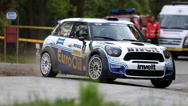 Rallye Český Krumlov, druhý závod mezinárodního mistrovství ČR v automobilových soutěžích. Na snímku Václav Pech a jeho spolujezdec Petr Uhel. Rallye Český Krumlov, druhý závod mezinárodního mistrovství ČR v automobilových soutěžích. Na snímku Václav Pech a jeho spolujezdec Petr Uhel.