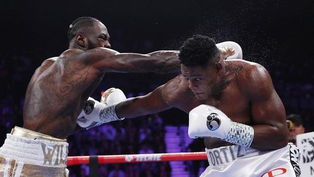 Deontay Wilder (vlevo) a Luis Ortiz v zápase o titul mistra světa těžké váhy organizace WBC v Las Vegas. Deontay Wilder (vlevo) a Luis Ortiz v zápase o titul mistra světa těžké váhy organizace WBC v Las Vegas.