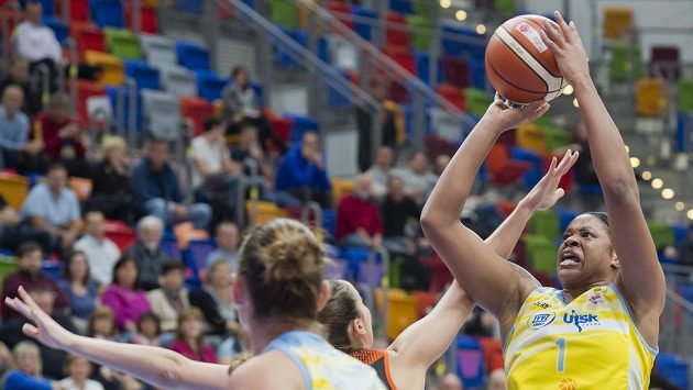 Basketbalistka Kia Vaughnová (vpravo) z USK Praha. Ilustrační snímek Basketbalistka Kia Vaughnová (vpravo) z USK Praha. Ilustrační snímek