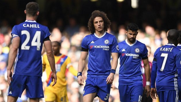 Zklamaní fotbalisté Chelsea v čele s Davidem Luizem po porážce od Crystal Palace. Zklamaní fotbalisté Chelsea v čele s Davidem Luizem po porážce od Crystal Palace.