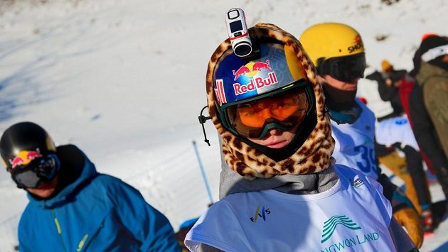 Snowboardistka Šárka Pančochová s kamerou na helmě. Snowboardistka Šárka Pančochová s kamerou na helmě.