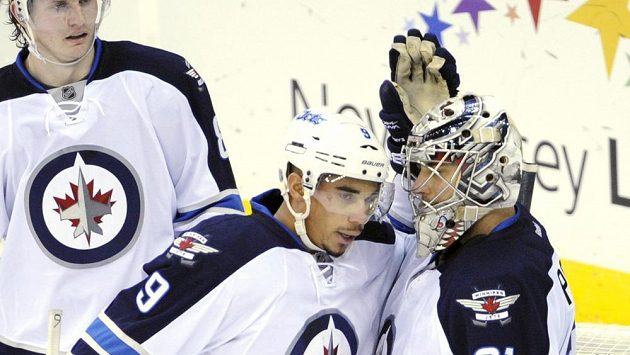 Gólman Winnipegu Ondřej Pavelec (vpravo) přijímá od spoluhráčů gratulace po vyhraném duelu s New Jersey. Gólman Winnipegu Ondřej Pavelec (vpravo) přijímá od spoluhráčů gratulace po vyhraném duelu s New Jersey.