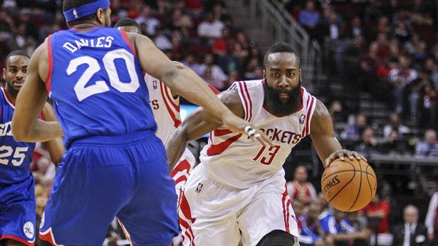 Basketbalista Houstonu Rockets James Harden (vpravo) v duelu s Philadelphií. Basketbalista Houstonu Rockets James Harden (vpravo) v duelu s Philadelphií.