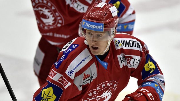 Antonín Pechanec z Třince ve druhém duelu předkola play off na ledě Zlína. Antonín Pechanec z Třince ve druhém duelu předkola play off na ledě Zlína.