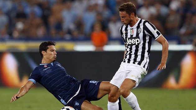 Claudio Marchisio z Juventusu (vpravo) bojuje o míč s Hernanesem z Lazia Řím. Claudio Marchisio z Juventusu (vpravo) bojuje o míč s Hernanesem z Lazia Řím.