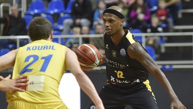Zleva Radovan Kouřil z Opavy a Thaddus McFadden z Iberostar Tenerife v utkání Ligy mistrů. Zleva Radovan Kouřil z Opavy a Thaddus McFadden z Iberostar Tenerife v utkání Ligy mistrů.