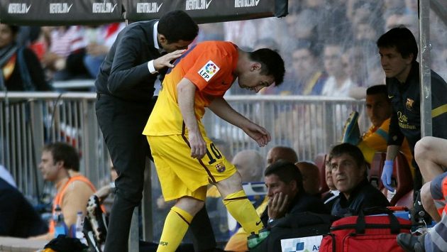 Lionel Messi nedobrovolně opouští hřiště. Lionel Messi nedobrovolně opouští hřiště.