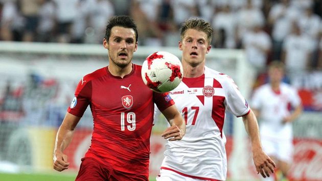Zleva Milan Havel z ČR a Mathias Jensen z Dánska v utkání ME do 21 let. Zleva Milan Havel z ČR a Mathias Jensen z Dánska v utkání ME do 21 let.