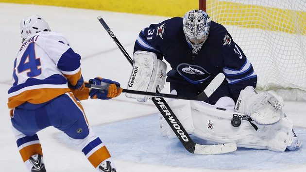Ondřej Pavelec v brance Winnipegu zastavuje útok Michaila Grabovského z New Yorku Islanders. Ondřej Pavelec v brance Winnipegu zastavuje útok Michaila Grabovského z New Yorku Islanders.