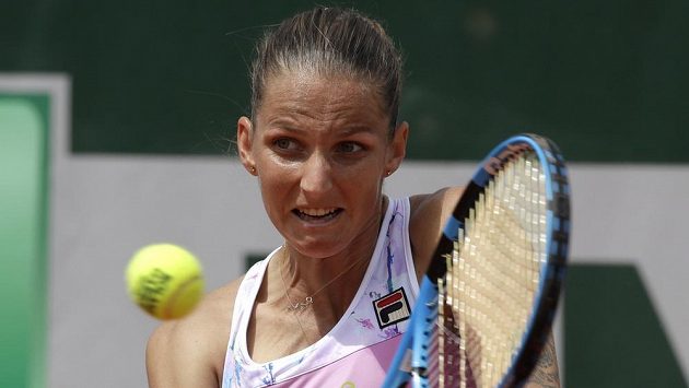 Karolína Plíšková při utkání druhého kola French Open s Lucií Šafářovou. Karolína Plíšková při utkání druhého kola French Open s Lucií Šafářovou.