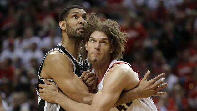 Lopez (vpravo) z Portlandu svádí v zápase play off souboj s Timem Duncanem ze San Antonia. Lopez (vpravo) z Portlandu svádí v zápase play off souboj s Timem Duncanem ze San Antonia.