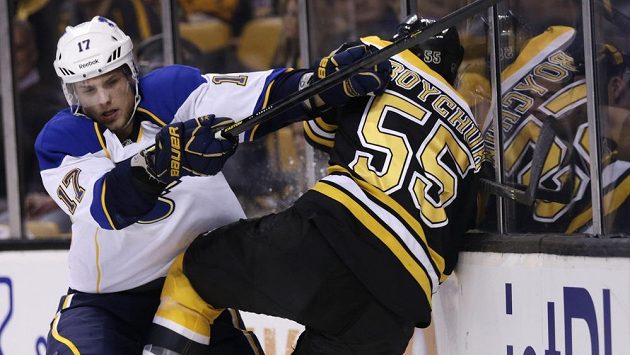 Vladimír Sobotka ze St. Louis Blues (vlevo) v souboji u mantinelu s Johnnym Boychukem z Bostonu. Vladimír Sobotka ze St. Louis Blues (vlevo) v souboji u mantinelu s Johnnym Boychukem z Bostonu.