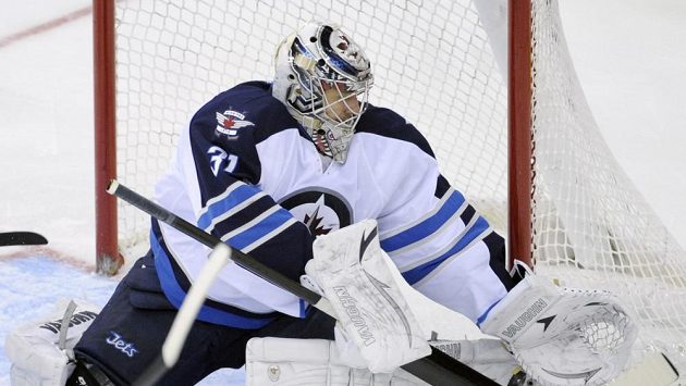 Brankář Ondřej Pavelec podpořil pětadvaceti zákroky výhru Winnipegu na ledě New Jersey. Brankář Ondřej Pavelec podpořil pětadvaceti zákroky výhru Winnipegu na ledě New Jersey.