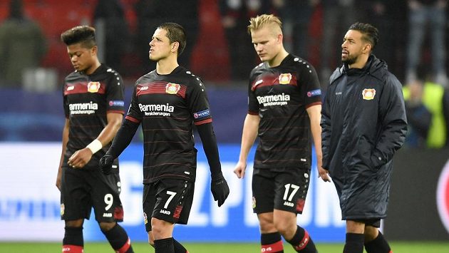 Zleva hráči Leverkusenu Leon Bailey, Javier Hernandez, Joel Pohjanpalo a Karim Bellarabi po utkání LM s Atlétikem Madrid. Zleva hráči Leverkusenu Leon Bailey, Javier Hernandez, Joel Pohjanpalo a Karim Bellarabi po utkání LM s Atlétikem Madrid.