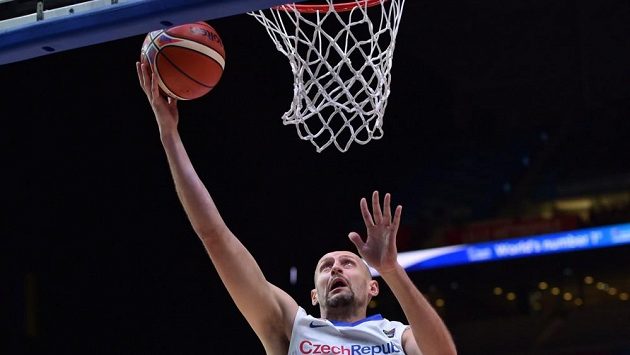 Český basketbalista Luboš Bartoň střílí jeden z posledních košů ve své bohaté kariéře. Český basketbalista Luboš Bartoň střílí jeden z posledních košů ve své bohaté kariéře.