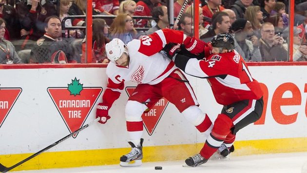 Henrik Zetterberg (vlevo) v duelu s Ottawou. Henrik Zetterberg (vlevo) v duelu s Ottawou.