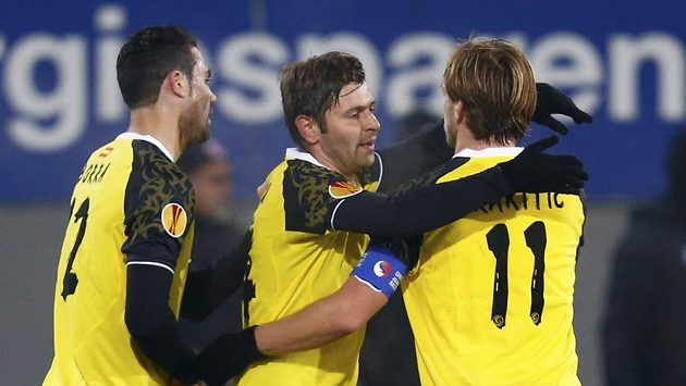 Fotbalisté Sevilly Vicente Iborra (vlevo), Raul Rusescu (uprostřed) a Ivan Rakitic se radují z branky proti Freiburgu. Fotbalisté Sevilly Vicente Iborra (vlevo), Raul Rusescu (uprostřed) a Ivan Rakitic se radují z branky proti Freiburgu.