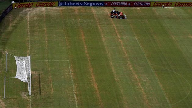 Trávník na stadiónu v Manausu ještě den před startem šampionátu příliš nepřipomínal pažit pro MS. Trávník na stadiónu v Manausu ještě den před startem šampionátu příliš nepřipomínal pažit pro MS.