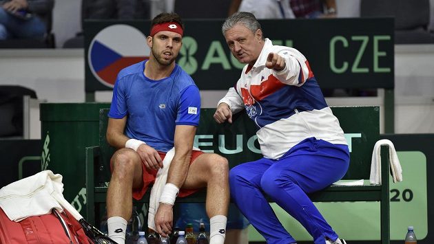 Zleva Jiří Veselý a kapitán daviscupového týmu České republiky Jaroslav Navrátil. Zleva Jiří Veselý a kapitán daviscupového týmu České republiky Jaroslav Navrátil.