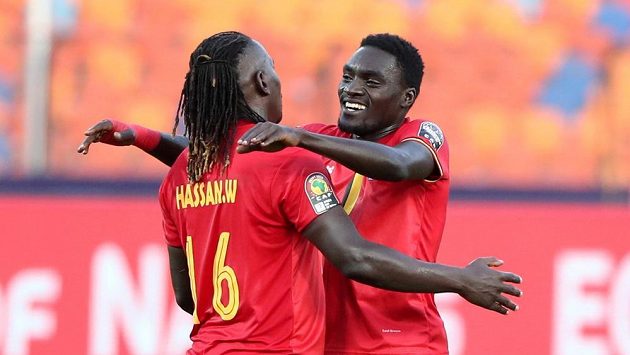 Fotbalisté Ugandy Hassan Wasswa (vlevo) a Timothy Awanyi slaví gól proti Kongu na africkém mistrovství. Fotbalisté Ugandy Hassan Wasswa (vlevo) a Timothy Awanyi slaví gól proti Kongu na africkém mistrovství.