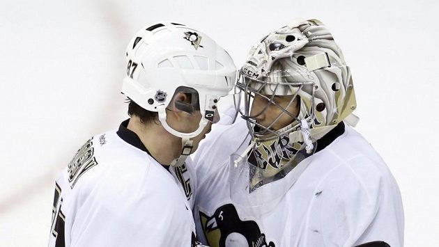 Sidney Crosby děkuje brankáři Tučňáků Andre Fleurymu po vítězství Pittsburghu nad Capitals. Sidney Crosby děkuje brankáři Tučňáků Andre Fleurymu po vítězství Pittsburghu nad Capitals.