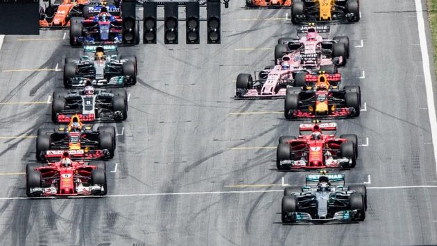 Start Velké ceny Rakouska. Fin Valtteri Bottas zcela vpravo dole. Start Velké ceny Rakouska. Fin Valtteri Bottas zcela vpravo dole.