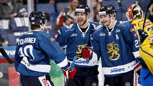 Finští hokejista (zleva) Eeli Tolvanen, Jukka Peltola a Petri Kontiola se radují z gólu proti Švédsku na turnaji Karjala. Finští hokejista (zleva) Eeli Tolvanen, Jukka Peltola a Petri Kontiola se radují z gólu proti Švédsku na turnaji Karjala.