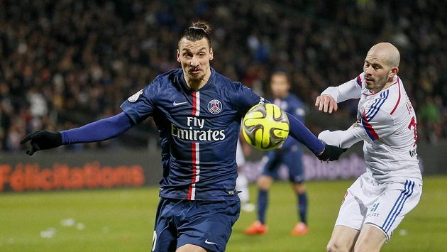 Zlatan Ibrahimovic (vlevo) z PSG s lyonským Christophem Jalletem. Zlatan Ibrahimovic (vlevo) z PSG s lyonským Christophem Jalletem.