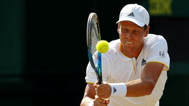 Tomáš Berdych při úderu během druhého kola Wimbledonu. Tomáš Berdych při úderu během druhého kola Wimbledonu.