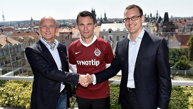 Zprava předseda představenstva Sparty Daniel Křetínský, kapitán týmu David Lafata a majitel holdingu Synot Ivo Valenta při představení nového generálního partnera letenského klubu. Velkolepé spojení Synotu s fotbalem ale záhy bude minulostí. Zprava předseda představenstva Sparty Daniel Křetínský, kapitán týmu David Lafata a majitel holdingu Synot Ivo Valenta při představení nového generálního partnera letenského klubu. Velkolepé spojení Synotu s fotbalem ale záhy bude minulostí.