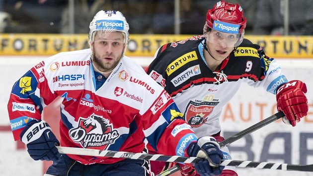 Útočník Dynama Pardubice Dmitrij Monja (vlevo) a hradecký útočník Bedřich Köhler. Útočník Dynama Pardubice Dmitrij Monja (vlevo) a hradecký útočník Bedřich Köhler.
