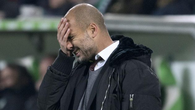 Pep Guardiola neměl radost. Čtyři góly, které Wolfsburg nastřílel Bayernu, byly hořké sousto. Pep Guardiola neměl radost. Čtyři góly, které Wolfsburg nastřílel Bayernu, byly hořké sousto.