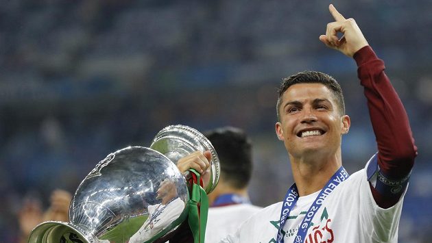 Portugalec Cristiano Ronaldo sice pálil často nepřesně, ale evropský titul s Portugalskem získal. Portugalec Cristiano Ronaldo sice pálil často nepřesně, ale evropský titul s Portugalskem získal.