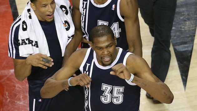 Hvězda Oklahoma City Thunder Kevin Durant (35) se raduje z vítězství na palubovce Toronta. Hvězda Oklahoma City Thunder Kevin Durant (35) se raduje z vítězství na palubovce Toronta.