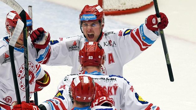 Třinečtí hokejisté se radují z gólu proti Zlínu. Nahoře je střelec branky Jiří Polanský. Třinečtí hokejisté se radují z gólu proti Zlínu. Nahoře je střelec branky Jiří Polanský.