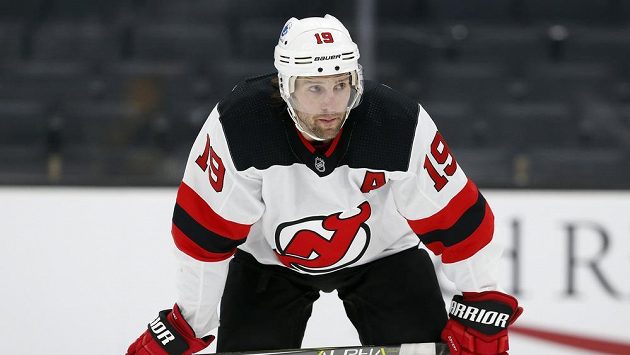 Po 15 sezonách v NHL ukončil v 36 letech hokejovou kariéru kanadský útočník Travis Zajac. Po 15 sezonách v NHL ukončil v 36 letech hokejovou kariéru kanadský útočník Travis Zajac.