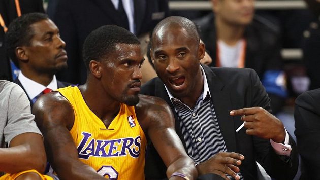 Kobe Bryant (vpravo) se v Číně už připojil k týmu. Kobe Bryant (vpravo) se v Číně už připojil k týmu.