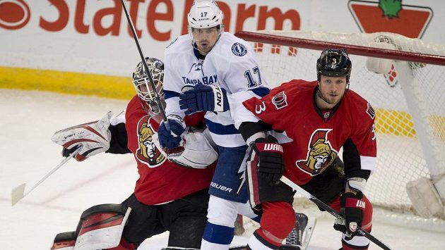 Útočník Tampy Bay Alex Killorn (uprostřed) v zápase s Calgary. Útočník Tampy Bay Alex Killorn (uprostřed) v zápase s Calgary.