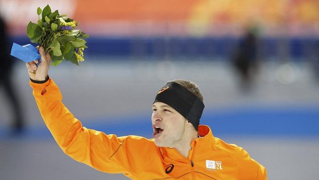 Nizozemský rychlobruslař Sven Kramer oslavuje triumf v olympijském závodu na 5000 metrů. Nizozemský rychlobruslař Sven Kramer oslavuje triumf v olympijském závodu na 5000 metrů.