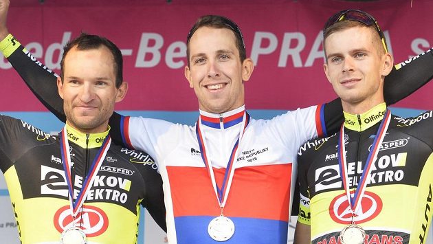 Stupně vítězů na cyklistickém republikovém šampionátu. Zleva druhý Jan Bárta, vítěz Josef Černý a třetí Jakub Otruba. Stupně vítězů na cyklistickém republikovém šampionátu. Zleva druhý Jan Bárta, vítěz Josef Černý a třetí Jakub Otruba.