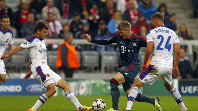 Fotbalisté CSKA brání Bastiana Schweinsteigera (uprostřed) během střetnutí s Bayernem Mnichov v Lize mistrů. Fotbalisté CSKA brání Bastiana Schweinsteigera (uprostřed) během střetnutí s Bayernem Mnichov v Lize mistrů.