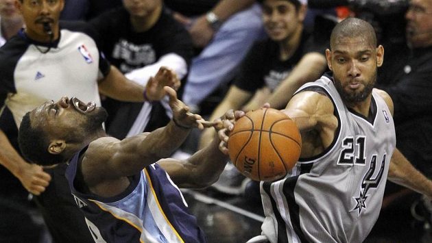 Tony Duncan (vpravo) se stal prvním hráčem v historii NBA, který ve vyřazovacích bojích nasbíral 500 bloků. Tony Duncan (vpravo) se stal prvním hráčem v historii NBA, který ve vyřazovacích bojích nasbíral 500 bloků.