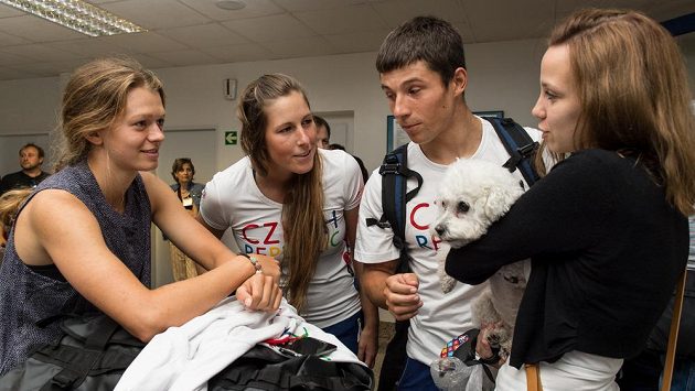 Vodní slalomáři Amálie Hilgertová (vlevo), Kateřina Kudějová, Jiří Prskavec s partnerkou a pejskem během odletu první části olympijské výpravy na LOH do Ria. Vodní slalomáři Amálie Hilgertová (vlevo), Kateřina Kudějová, Jiří Prskavec s partnerkou a pejskem během odletu první části olympijské výpravy na LOH do Ria.