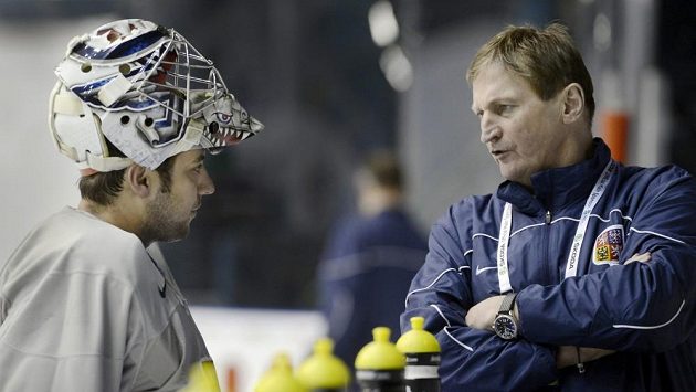 Brankář Ondřej Pavelec a trenér Alois Hadamczik na úterním tréninku české hokejové reprezentace ve Stockholmu. Brankář Ondřej Pavelec a trenér Alois Hadamczik na úterním tréninku české hokejové reprezentace ve Stockholmu.