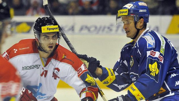Olomoucký útočník Jakub Herman (vlevo) a obránce Komety Petr Kuboš. Olomoucký útočník Jakub Herman (vlevo) a obránce Komety Petr Kuboš.