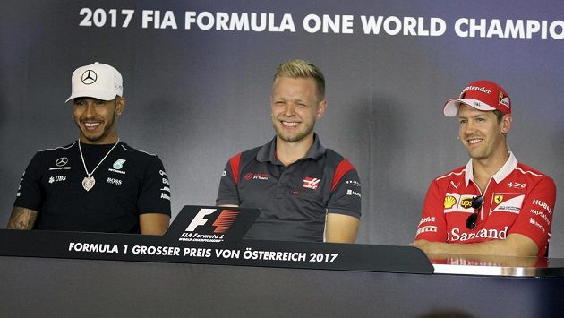 Piloti F1 (zleva) Lewis Hamilton, Kevin Magnussen a Sebastian Vettel mluví s novináři ve Spielbergu. Piloti F1 (zleva) Lewis Hamilton, Kevin Magnussen a Sebastian Vettel mluví s novináři ve Spielbergu.
