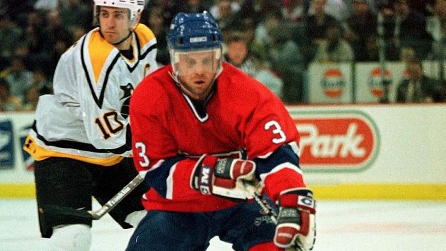 Zarley Zalapski (vpředu v dresu Montrealu) na snímku z roku 1998 v utkání NHL proti Pittsburghu. Zarley Zalapski (vpředu v dresu Montrealu) na snímku z roku 1998 v utkání NHL proti Pittsburghu.
