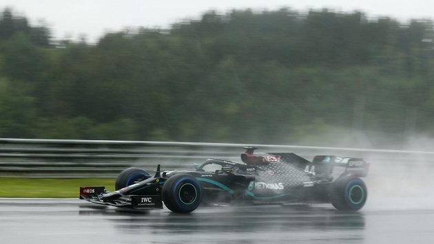 Brit Lewis Hamilton s mercedesem v deštivé kvalifikaci. Brit Lewis Hamilton s mercedesem v deštivé kvalifikaci.