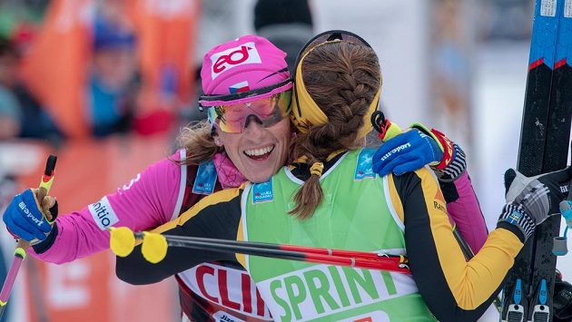 Kateřina Smutná (vlevo) v cíli Jizerské padesátky v rámci série Ski Classic. Kateřina Smutná (vlevo) v cíli Jizerské padesátky v rámci série Ski Classic.