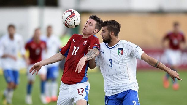 Český záložník Tomáš Přikryl (vlevo) zpracovává míč před Italem Daniele Paparussem. Český záložník Tomáš Přikryl (vlevo) zpracovává míč před Italem Daniele Paparussem.